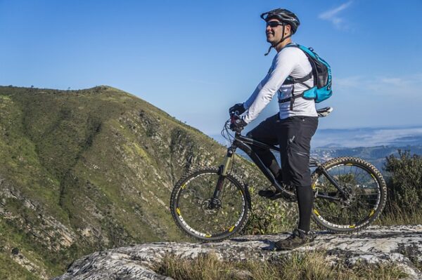 cyklista s prilbou