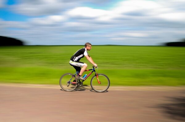 muž na bicykli