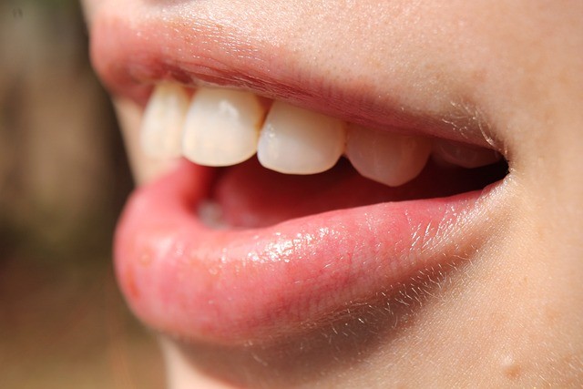 biele zuby ústa