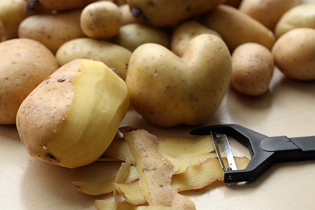 čistenie zemiakov škrabkou