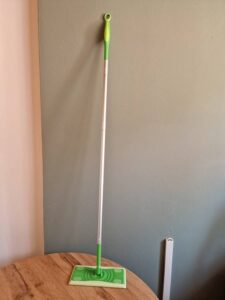Swiffer Sweeper na podlahy - výška mopu je za mňa dostatočná