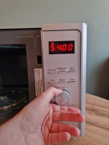 Mikrovlnka MORA MT 423 S – 11v